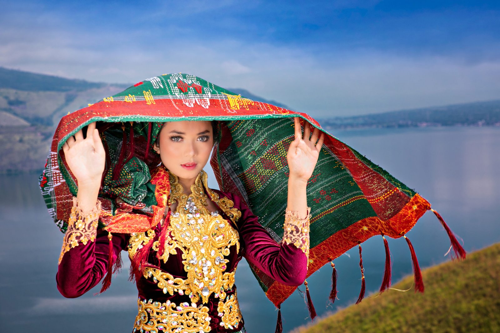Charming,Lady,With,Ulos,Batak,From,Bukit,Holbung,,Lake,Toba,